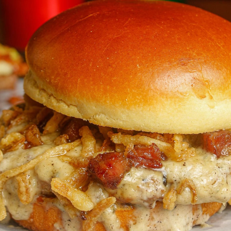 1 burgers 160gr. De ribeye, 1 camarada de creme de gorgonzola, bacon caramelizado, cebola crispy e molho bbq. acompanha fritas e refrigerante.