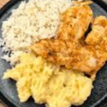 Nosso frango grelhado é acompanhado de arroz e purê.