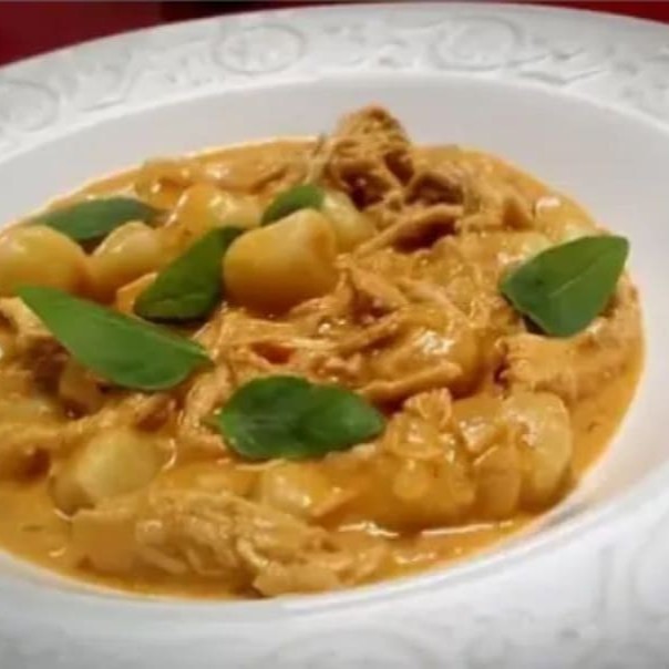 Apresentamos o fascinante Gnocchi (Nhoque) ao Molho de Strogonoff, com sua generosa porção de 400g (200g de massa + 200g de Molho), pertencente à nossa cativante categoria de 'Molhos Especiais'. Este prato possui um divino molho, ricamente elaborado com uma suculenta carne de qualidade superior, cuidadosamente selecionada. Acompanhado de um luxuoso creme de leite, que adiciona uma textura cremosa e um sabor irrecusável ao prato. É uma verdadeira experiência gastronômica que realça os sentidos e encanta o paladar. #massa  #espaguete  #comida  #brasileira  #italiana  #point  #farfalle  #fettuccine  #talharim  #fusilli  #sucos  #polpa  #refrigerantes  #penne  #cupom  #marmita #pasta #nhoque #gnhocchi #capeletti  #ravioli  #massas frescas # #delivery #promoção #desconto #cupom #bebida #coca #spaghetti #janta #barato #gratis #frete #delicia