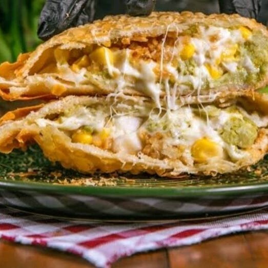 Nosso Pastel Vegetariano, recheado com uma combinação irresistível de palmito, azeitona suculenta, milho, ervilhas, tomate e mussarela derretida. Cada mordida é uma experiência única, com o equilíbrio perfeito entre os vegetais frescos e o queijo cremoso.