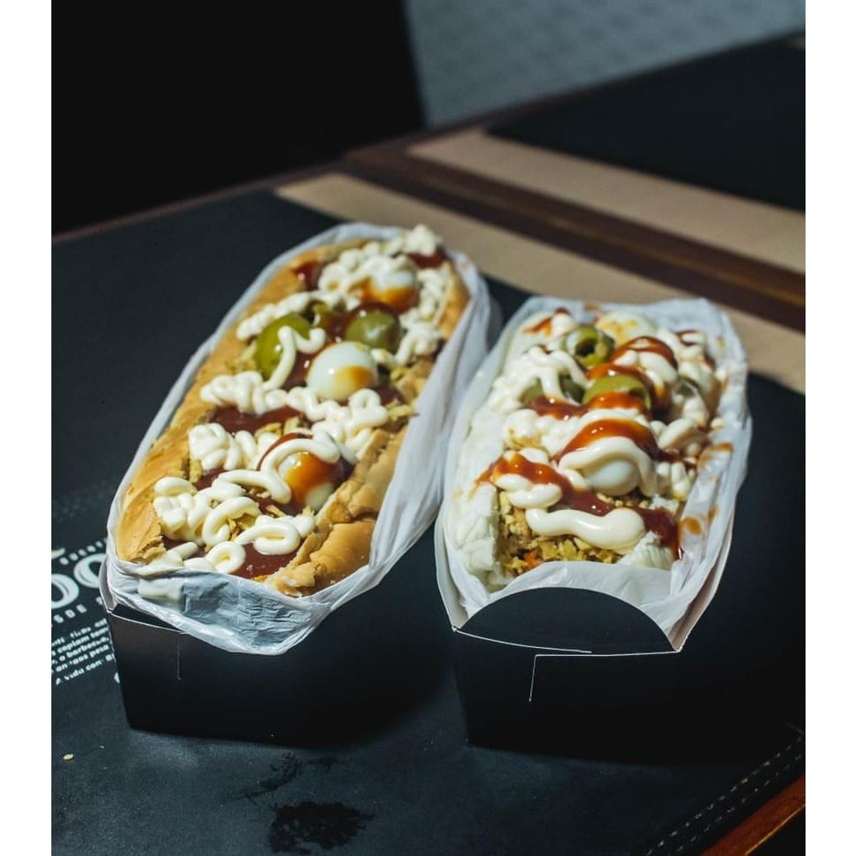 Pão super, salsicha, ketchup, maionese, batata e ovo de codorna.