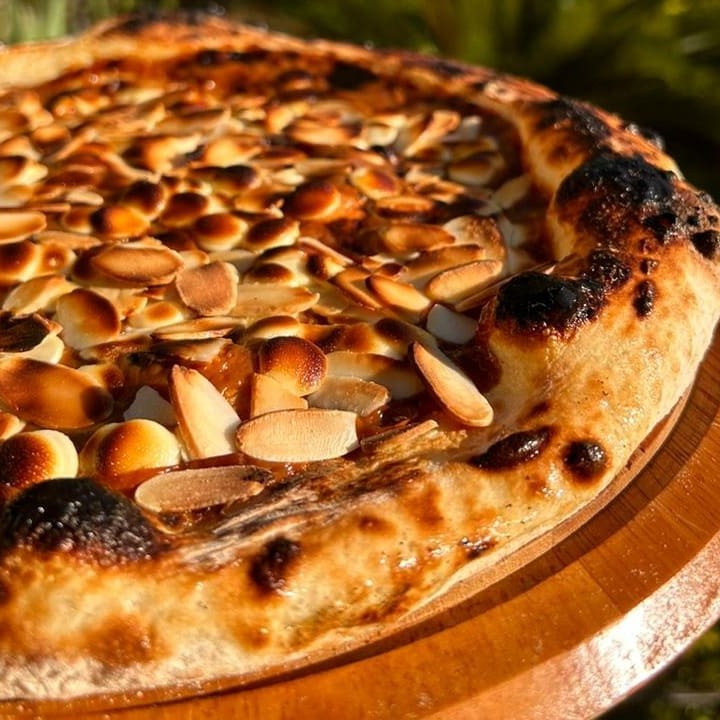 Doce de leite, lâminas de amêndoas e gotas de chocolate branco nobre.