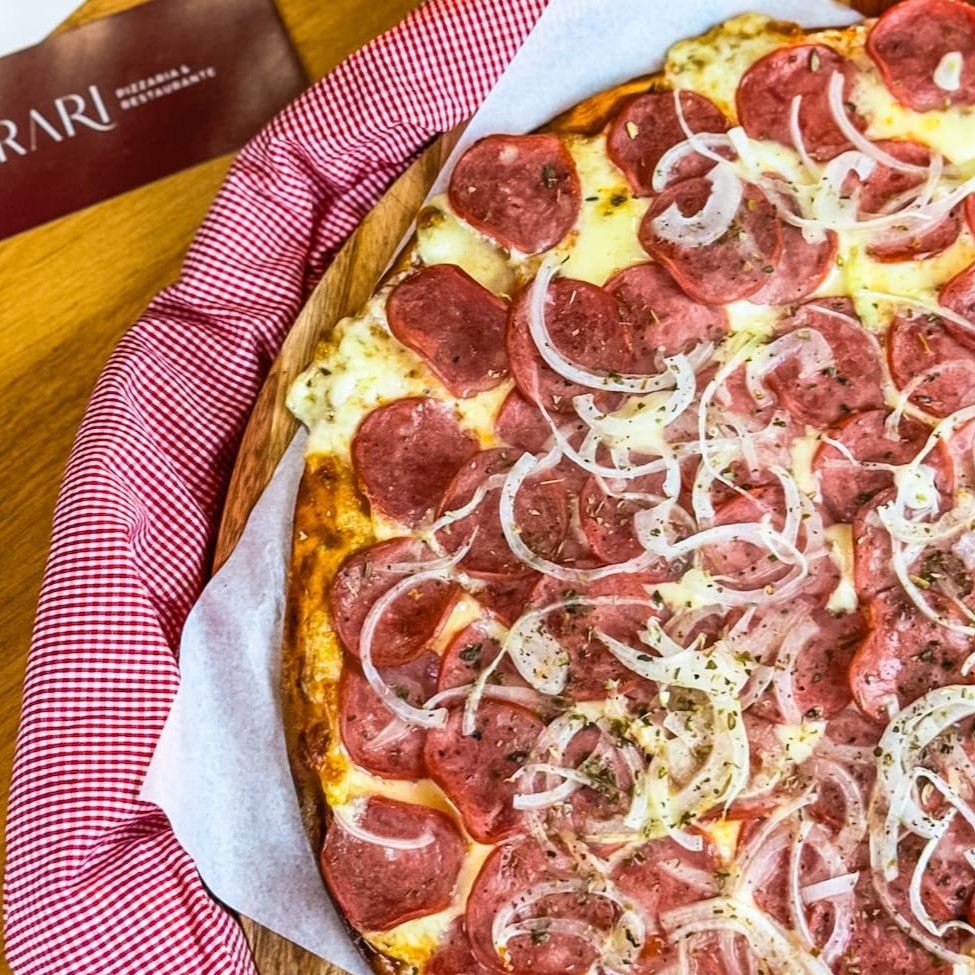 Molho da casa, mussarela, calabresa, cebola e orégano