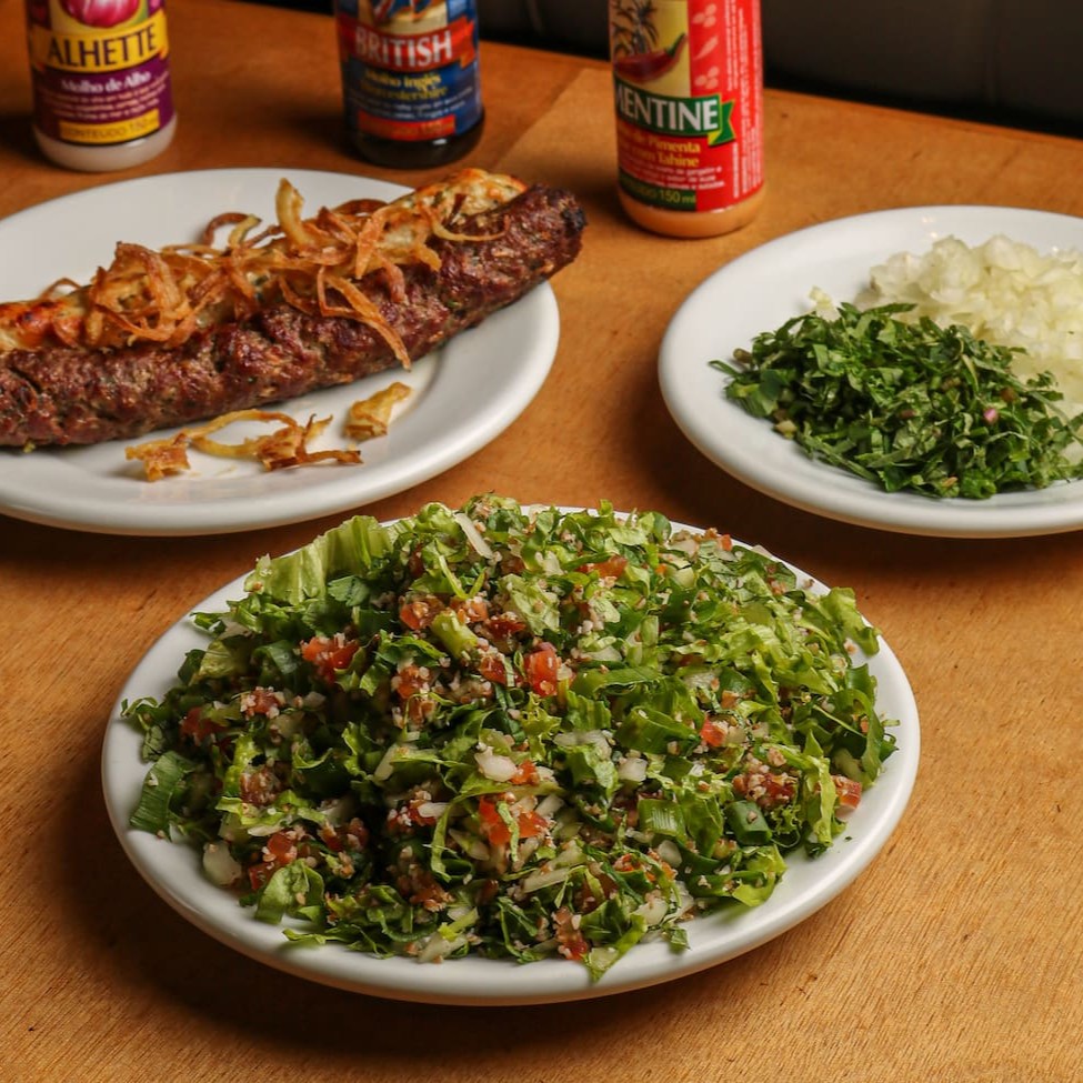 Meia porção de salada de tabule + 2 kaftas no espeto (carne ou frango)