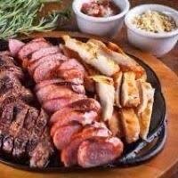 O 'Churrasquinho Misto de Panela' é um deleite para quem ama carne. Este prato é composto por um arroz fresco e bem temperado, acompanhado de um feijão caseiro que vai te fazer lembrar da comidinha da vovó. A farofa da casa, crocante e saborosa, dá o toque especial ao prato, junto com o molho à campanha, fresquinho e cheio de sabor. O protagonista, o churrasquinho de panela, traz tirinhas suculentas de carne, tirinhas de frango banhadas em leite, proporcionando uma textura incrível, e a linguiça calabresa, que traz aquele gostinho defumado irresistível. Tudo isso resulta num prato repleto de sabores que fará você se apaixonar à primeira garfada!