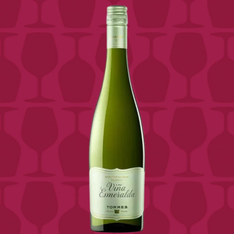 O Viña Esmeralda Mediterranean é um vinho branco emblemático de Penedès, na Espanha, elaborado pela tradicional Família Torres a partir das uvas Moscato e Gewürztraminer. De corpo leve a médio, com acidez vibrante e toque de efervescência, destaca-se por sua cor amarelo-palha brilhante com reflexos dourados e um perfil aromático intenso que combina notas florais de rosa e jasmim, frutas cítricas como limão e lima, além de toques tropicais de maracujá e banana, complementados por sutis nuances de especiarias. Na boca, mostra frescor, delicadeza e persistência, sendo ideal para momentos descontraídos, harmonizando perfeitamente com pratos leves, frutos do mar, culinária asiática e queijos macios. Reconhecido com Medalha de Ouro no International Wine Challenge e 90 pontos pela Wine Enthusiast, é um rótulo versátil, de excelente custo-benefício e perfeito tanto para o Dia a Dia quanto para presentear alguém especial.