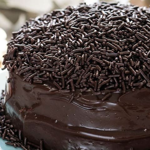 Bolo de chocolate recheado de brigadeiro caseiro e deliciosa cobertura de brigadeiro com granulado, perfeito bolo de aniversário.
Serve 16 fatias.