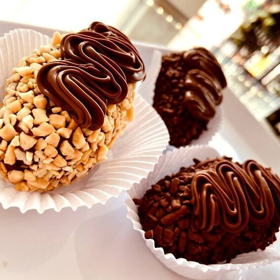 Morango, brigadeiro preto, amendoim e Nutella