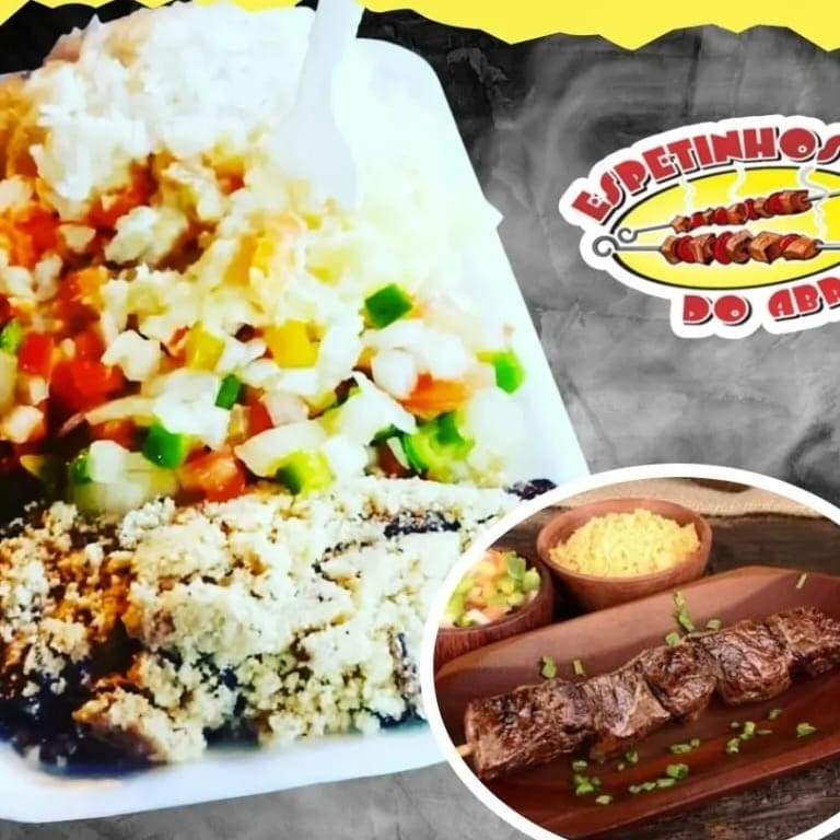 Desfrute de uma refeição completa perfeitamente balanceada, servida com um prato principal suculento de sua escolha. Este prato apresenta um arroz bem temperado, uma salada de maionese com batata e cenoura frescas e crocantes, um molho à campanha rico e aromático, e uma farofa deliciosamente crocante. Além disso, você tem o privilégio de escolher um espeto de sua preferência para acompanhar. Um deleite para sua fome, servido para uma pessoa. Explore esta delícia!