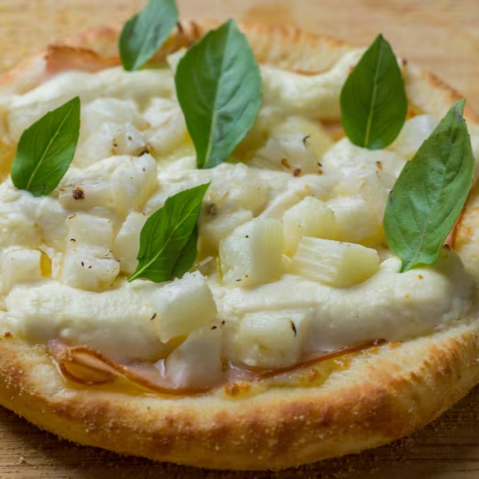 Esfiha Havaiana (Grande): Recheada com mussarela, peito de peru, abacaxi, cream cheese e manjericão fresco. Sabor doce e cremoso com um toque aromático!