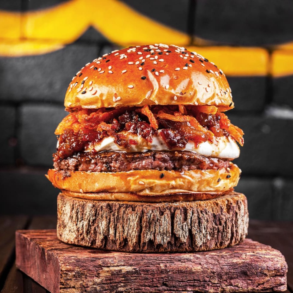 Ele voltou. E voltou destruidor. Brioche Prime, Angus 160g, cream cheese, crispy de cebola e geleia de bacon no Jack Daniel’s. Doce, salgado, crocante e cremoso — tudo no mesmo bite.