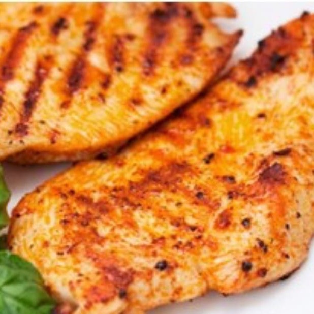 Descubra o prazer de saborear a nossa Quentinha Grande com Frango Grelhado. Este prato, parte da nossa linha 'Quentinhas do Dia', é composto por um suculento frango grelhado, perfeitamente temperado. Acompanha arroz fresco e soltinho, feijão carioca cozido à perfeição, farofa crocante e deliciosamente temperada, e batatas fritas douradas e crocantes. É uma opção rica e balanceada, feita com ingredientes frescos e selecionados, que vão garantir uma refeição saborosa e satisfatória. Ideal para quem busca uma refeição completa e nutritiva, sem abrir mão do sabor!