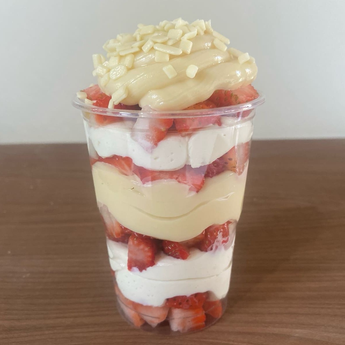 Morangos frescos picados, raspas de chocolate branco nobre, brigadeiro cremoso de Ninho e mousse de Ninho. Uma combinação irresistível!!!  Pedo médio: 300g.  promoção , cupom , oferta , morango , sobremesa , red velvet , banoffe , pudim , doce de leite , Dia dos namorados , festa junina , bolo gelado , Ninho , trufado , cone , café , frete grátis , presente , coxinha , gostoso , preço baixo , combo , promo , Doces , bolos , brigadeiro , docinhos , bolo vulcão , aniversario , coco , bolo de pote , gelado , chocolate , Pipoca gourmet , biscoito amanteigado, empada , frango , pistache , frutas vermelhas , geleia , coca , refri , combo , salgado , mousse , entrega rápida , grátis , 0800 , desconto , almoço barato , Nutella , brownie recheado , lanche barato , afogadinho , empada , cookies , cookie recheado , cookie americano , fatia recheada