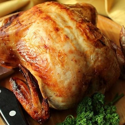 Galeto inteiro preparado com tempero especial à base de chopp e ervas, assado até ficar dourado e suculento, com sabor único e marcante.