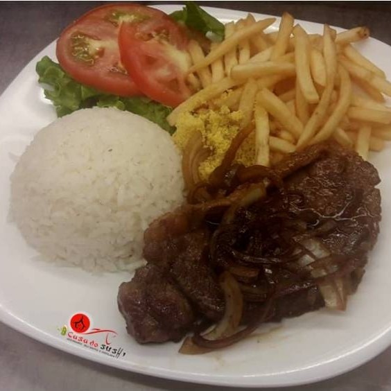 Acompanhado com arroz, salada, farofa e batata.