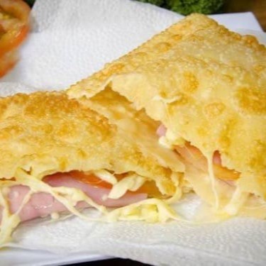 Descubra o sabor inigualável de nosso Pastel de Frango com Presunto, uma verdadeira obra-prima da categoria 'Pastéis Salgados'. Nossa receita leva um recheio generoso de frango suculento e presunto saboroso que se fundem em uma combinação irresistível, envoltos por uma massa crocante e dourada. Cada mordida revela uma explosão de sabor que vai conquistar o seu paladar. Uma delícia de dar água na boca, perfeito para qualquer momento do Dia. Experimente e se apaixone por esta delícia culinária.