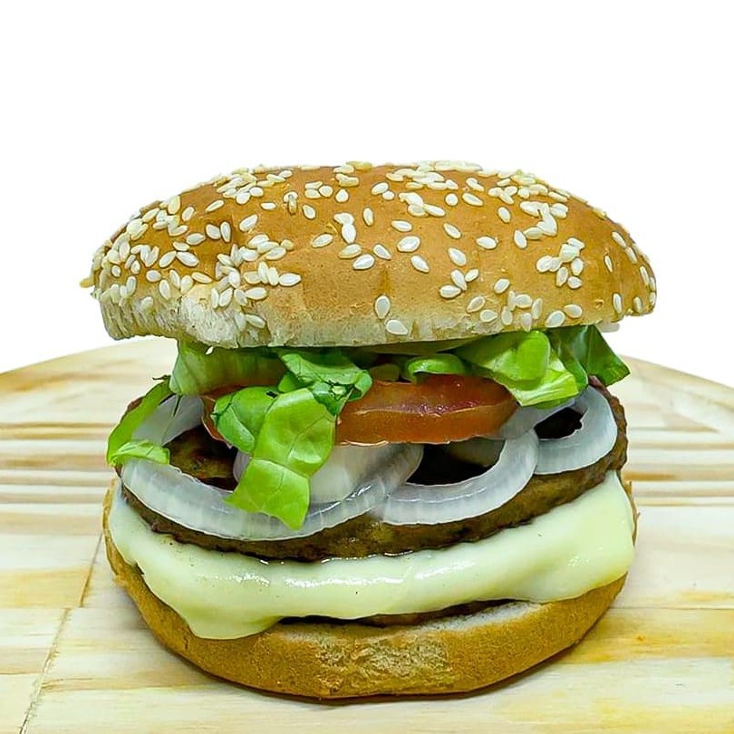 O 'Double Burguer' é uma verdadeira obra-prima culinária, apresentando um pão sempre fresquinho que acolhe deliciosamente duas suculentas carnes de hambúrguer. Estas, complementadas com a textura suave de queijo muçarela perfeitamente derretido e a frescura crocante de alface, tomate e cebola. O toque final fica por conta de uma generosa camada de maionese. Este prato, categorizado como o 'Melhor hambúrguer do ', é um produto de altíssima qualidade, que prometemos entregar quentinho e pronto para ser saboreado em sua residência. Uma experiência gastronômica sem igual!
