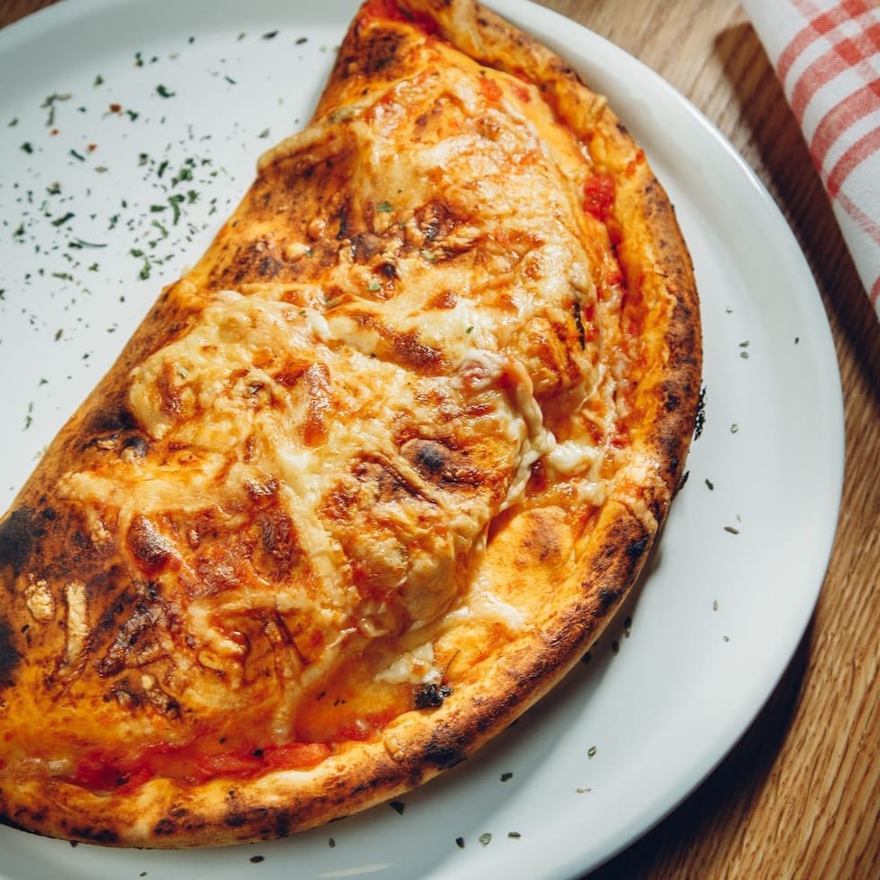 Escolha 3 saboes de calzones e adicione 1 refrigerante de 2 litros