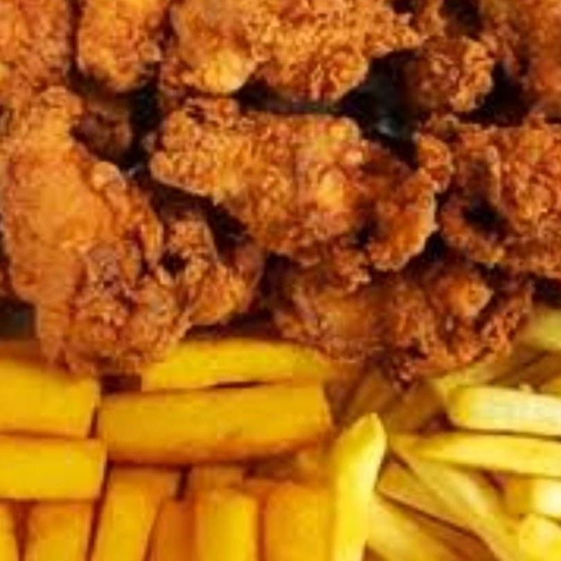 Drumet empanado com batata frita e ovo de cordona e cheiro verde e molho especial