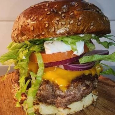 Pão Prime Bun da Bread Maker, blend 180 gramas, queijo cheddar, tomate, cebola, alface e maionese da casa