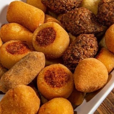Delicie-se com uma variedade de sabores, todos fritos na hora.  70 Mini Salgadinho de 10gr, garantindo uma explosão de sabores em cada mordida.  E o melhor de tudo, entrega grátis!  Aproveite essa oferta irresistível.  Os salgadinhos são sortidos. Sabores:  Coxinha de Frango, Bolinha de Queijo com calabresa, travesseiro de pizza, Bolinha de Queijo, enroladinho de salsicha, quibe de carne e Bolinha