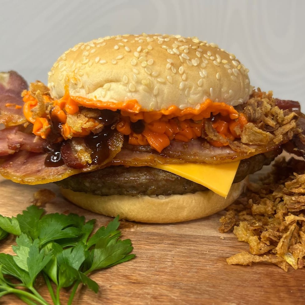 Pão, carne de Picanha 120g Friboi, 3 fatias de bacon, queijo mussarela, cebola crispy, cheddar cremoso em dobro e molho barbecue.