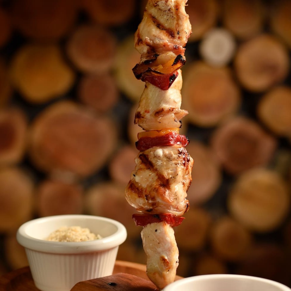 Acompanha molho á campanha e farofa