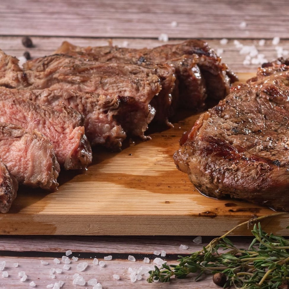 Satisfaça seu paladar com 200 gramas do nosso incomparável contra-filé Maturatta. Este corte de carne de primeira, meticulosamente escolhido, é grelhado à perfeição para assegurar um sabor irresistível e uma suculência sem paralelos. Acompanha de forma elegante nosso molho à campanha autêntico, fresco e levemente picante, e uma irresistível farofa crocante, que adiciona um toque de textura surpreendente ao prato. Concebido para encantar os apreciadores de um autêntico churrasco!