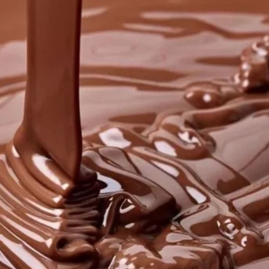 Pastel frito recheado com puro chocolate ao leite polvilhado no açúcar refinado