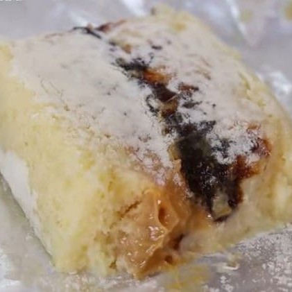 Massa branca, com recheio cremoso de coco, doce de leite e ameixa.