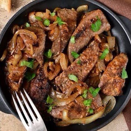 Prato composto por arroz ou macarrão ,feijão  -  figado em tirinhas acebolado com purê de batata  embalagem 750ml