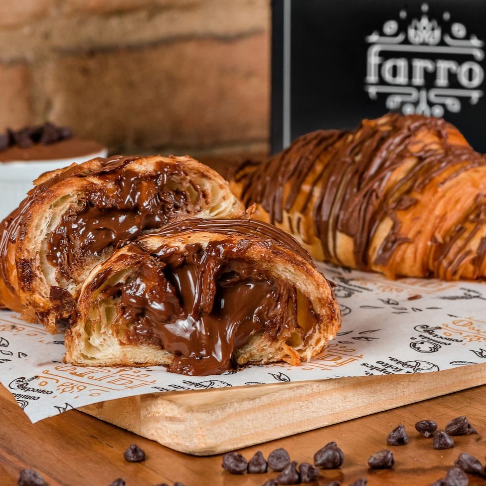 Recheado com ganache de chocolate meio amargo da casa.