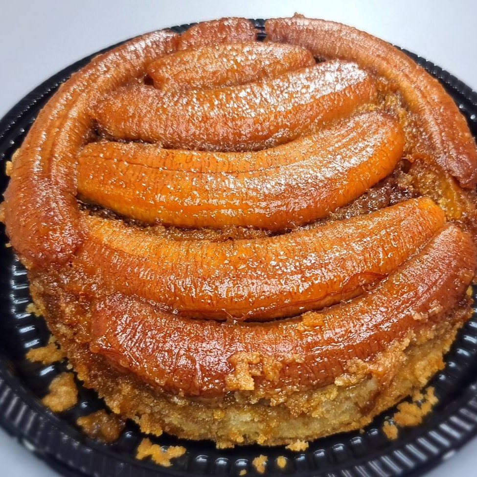 Bolo 100% Caseiro coberto com bananas caramelizadas!!!