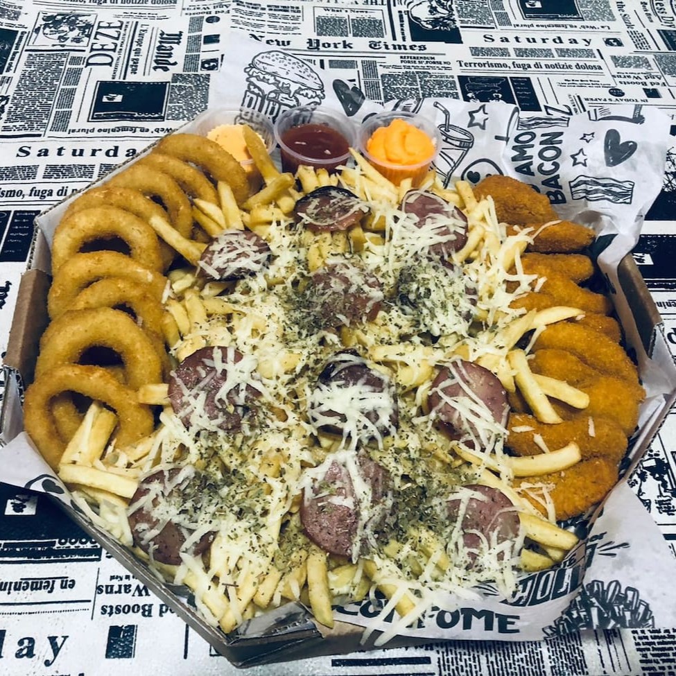 Delicioso nuggets, anéis de cebola + batata c/ mussarela derretida, orégano, calabresa, e molhos.