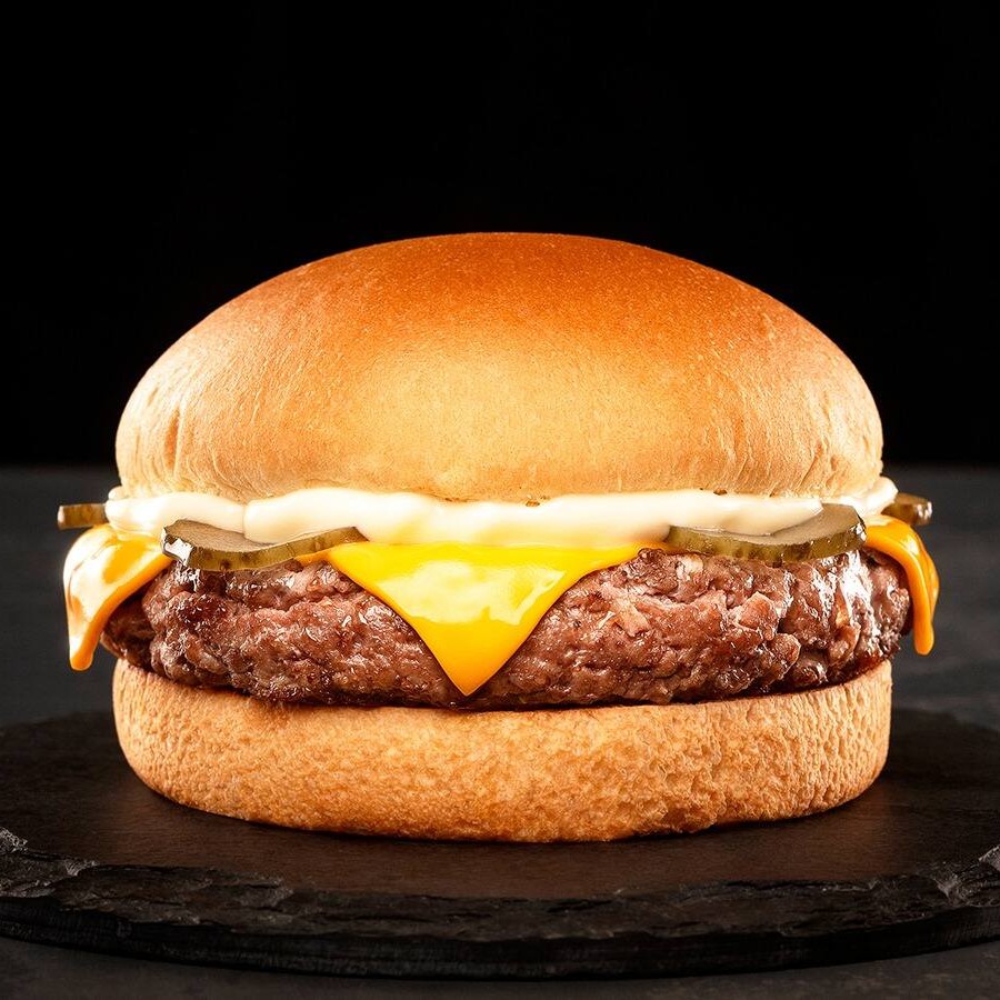 Pão, Blend de 160g, queijo cheddar, maionese defumada e picles artesanal.