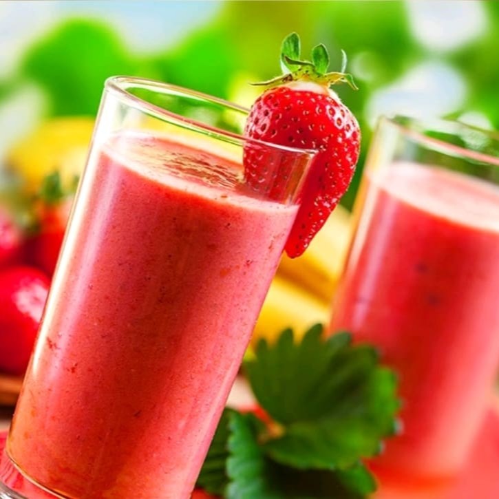 Suco de laranja, morango e hortela