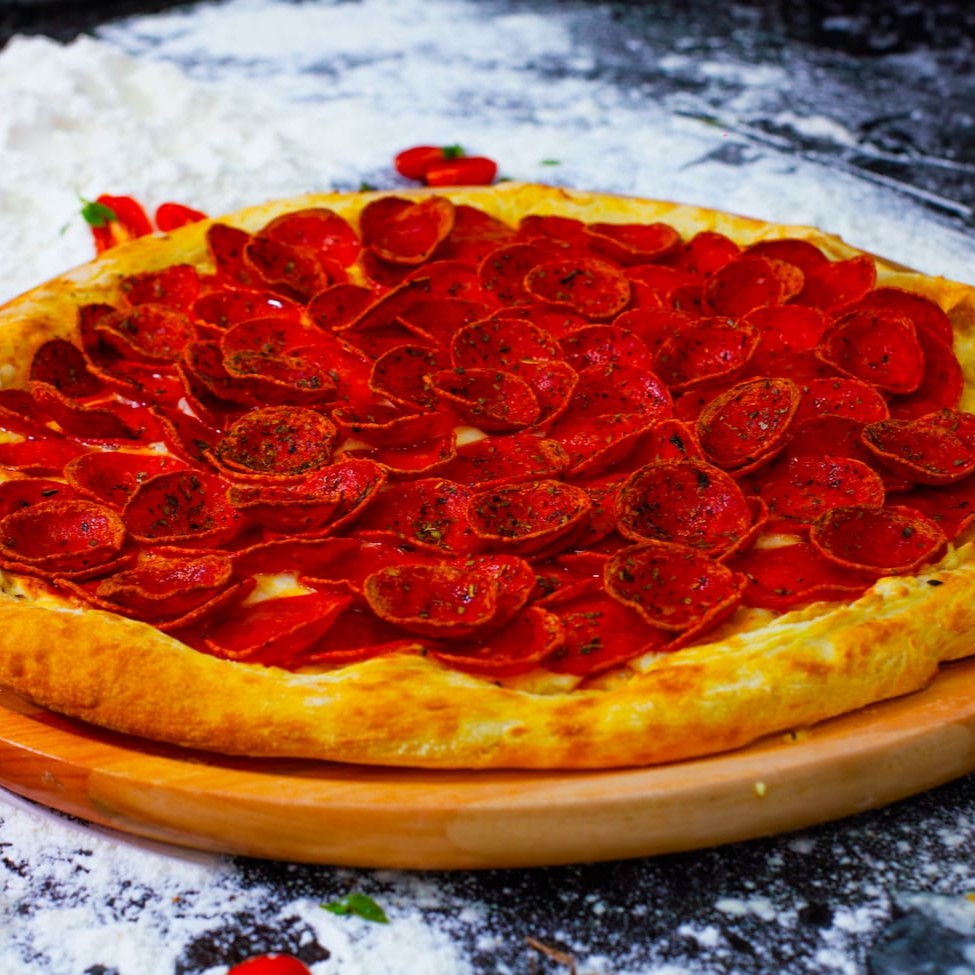 Desfrute de uma inigualável pizza de 40cm, criteriosamente preparada para atender ao seu paladar exigente. Este prato, que é a combinação perfeita de sabores autênticos e ingredientes de alta qualidade, foi criado para proporcionar uma experiência culinária inesquecível. Além disso, acompanha uma refrescante bebida de 1,5 litros, ideal para matar a sua sede e harmonizar com o sabor intenso da pizza. Escolha a pizza perfeita para você e desfrute deste delicioso combo, perfeito para compartilhar com amigos ou desfrutar sozinho.