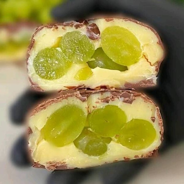 5 Uvas Thompson sem caroço envolvidas por nosso cremoso brigadeiro branco e finalizado com casquinha de chocolate blend.