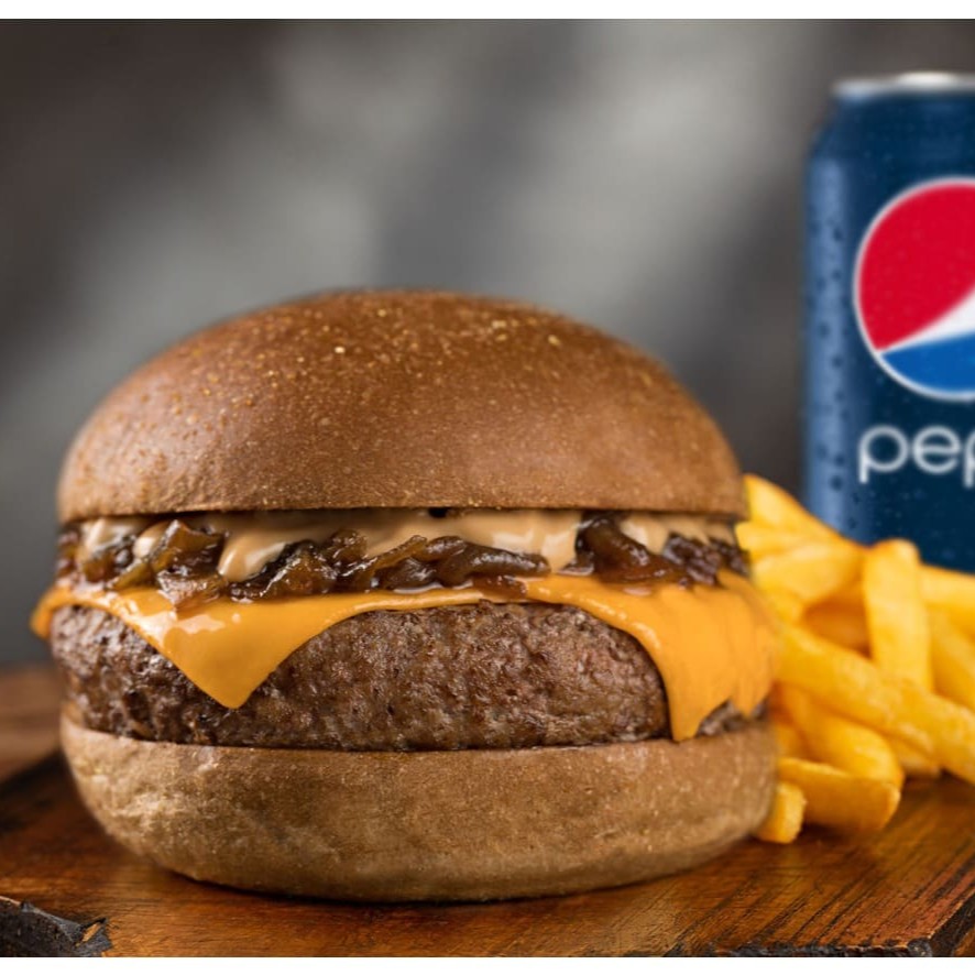 House Burger (Burguer de 160g de costela black angus, queio cheddar, deliciosas cebolas caramelizadas, molho especial a base de pimenta no pão australiano) + Batata p. + Bebida