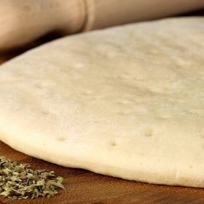 Disco de pizza 30 cm fofinha pré- assada e produzido na casa.