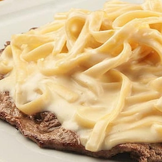 Delicie-se com fettuccine ao molho branco de 400g, acompanhado de filé à Paya, um filé mignon batido e aberto, perfeitamente preparado. Ideal para compartilhar, este prato é uma combinação rica e cremosa que serve duas pessoas