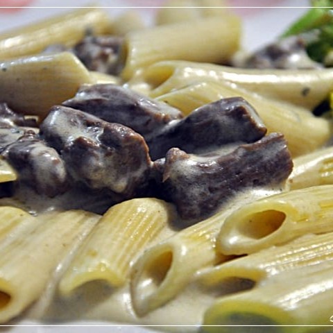 Penne ao molho branco com isca de mignon + refrigerante lata + sobremesa