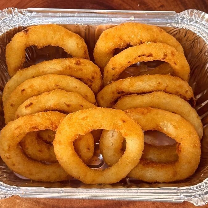 Cebolas empanadas na medida certa, crocantes por fora, macias por dentro e com aquele toque dourado que faz salivar. Perfeitos pra abrir o apetite ou acompanhar seu churrasco!