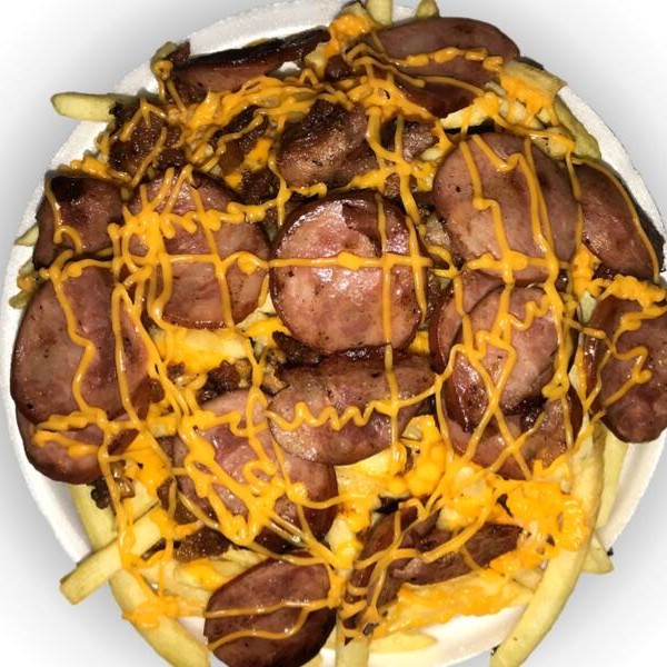 Batata, bacon, calabresa e cheddar cremoso.