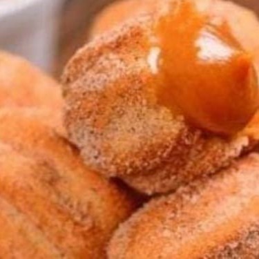 Nosso prato '10 unidades' traz uma seleção primorosa de Mini Churros, meticulosamente preparados para oferecer a melhor experiência gastronômica ,  é a pedida perfeita para qualquer ocasião. Com uma casquinha crocante por fora e um interior incrivelmente macio, esses Mini Churros são uma verdadeira festa para o paladar. Entregamos cada pacote com o máximo de cuidado para garantir a preservação do sabor e da qualidade, prometendo uma experiência culinária de dar água na boca e absolutamente inesquecível. Viva essa delícia!