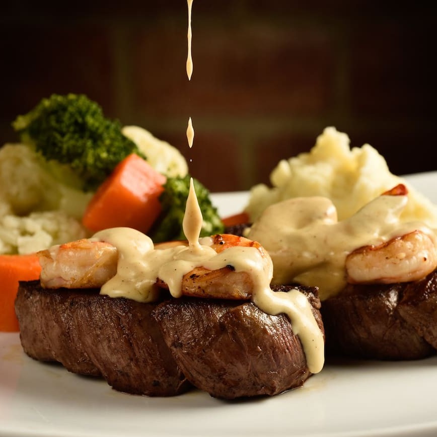 Filé mignon especialmente grelhado ao molho alfredo. Camarões, legumes e mashed potato.