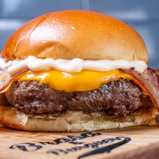 Clássico. Um Xbacon verdadeiramente artesanal.  Pão de Brioche Carne 160g Queijo Cheddar Bacon Maionese caseira branca