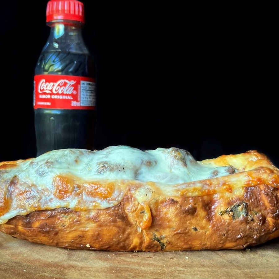 Pão de alho com uma generosa camada de pasta de alho com queijo e um espeto de peito de frango.