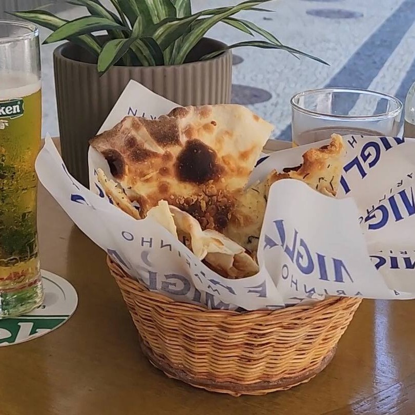 Pizza branca com parmesao e alecrim.