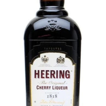 O Heering Cherry Liqueur é um licor de cerejas vermelho-rubi feito a partir da maceração em álcool neutro de cereais de cerejas dinamarquesas, levemente amassadas, juntamente com algumas especiarias selecionadas. Depois, esse líquido é maturado em barris de carvalho por até 5 anos, adicionando açúcar durante o processo. Importante salientar que todos os ingredientes utilizados na sua produção são naturais, não havendo qualquer tipo de corante ou aromatizante artificial.  Seus aromas são intensos, de cereja e toques de coentro, com notas de marzipã. Possui textura licorosa e sedosa, com sabores bastante intensos de cerejas maduras, longe do sabor artificial de outros licores.  Pode ser apreciado puro ou sobre gelo, mas é nos coquetéis que se destaca, sendo um excelente ingrediente para os mais diversos drinks. País de origem - Dinamarca País de produção - Suécia A base de - Álcool neutro de cereais, açúcar, cerejas dinamarquesas e especiarias Graduação alcoólica - 24% Litragem - 700ml.